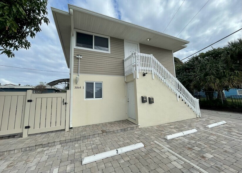 Building Photo - 3064 Lake Ave