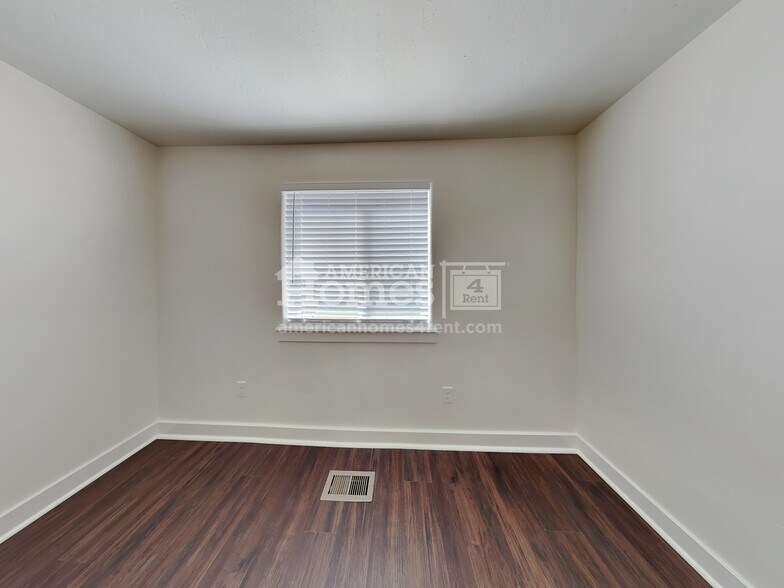 Building Photo - 891 S Threave Ave