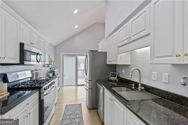 Building Photo - 2437 Pondside Pl NE