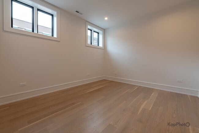 Building Photo - 901 W Cullerton St