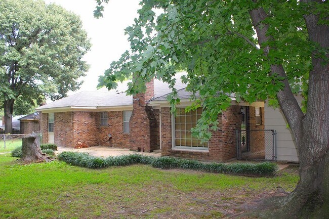 Building Photo - 3729 Village Oak Cove