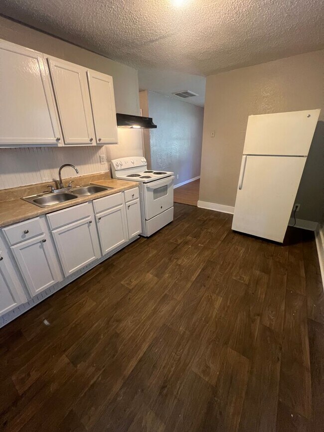 Building Photo - 3604 Jonquil St
