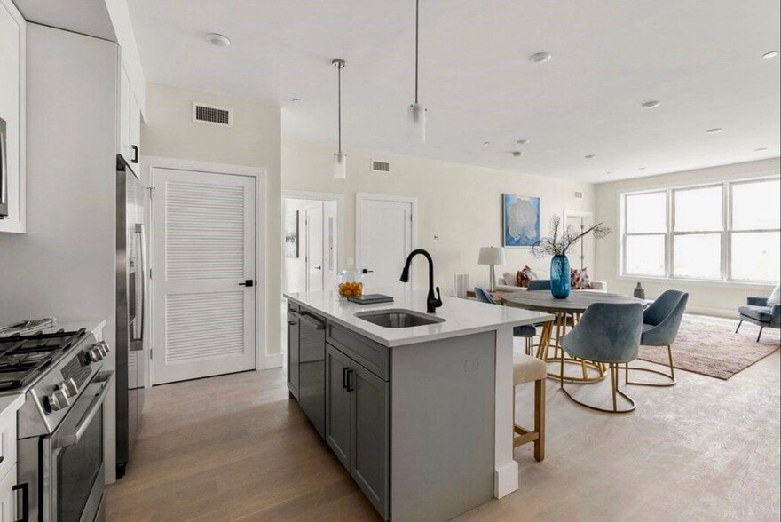 Building Photo - 425 Border St