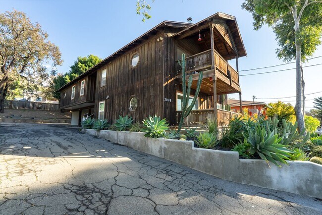 Building Photo - 2048 Swazey St