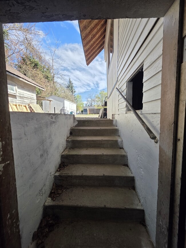 Building Photo - 1060-KE1060 15th St NE