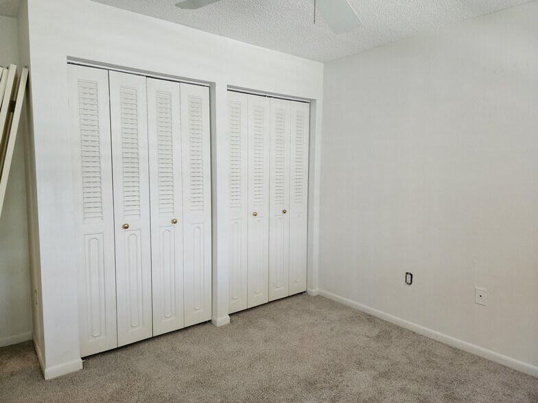 Bed 2 closets - 3546 Richwood Link