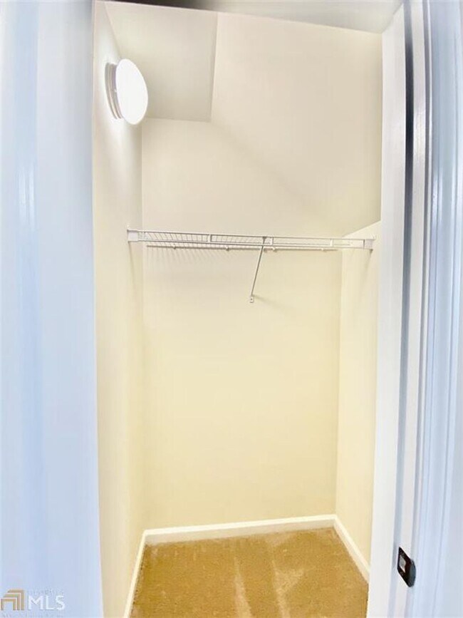 Building Photo - Wow! Like new, 3 bed, 2.5 baths, tile floo...