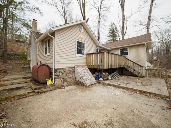 Building Photo - 240 Acabonack Rd