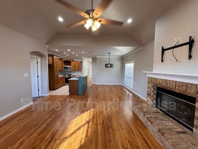 Building Photo - 528 North Willow Pl W