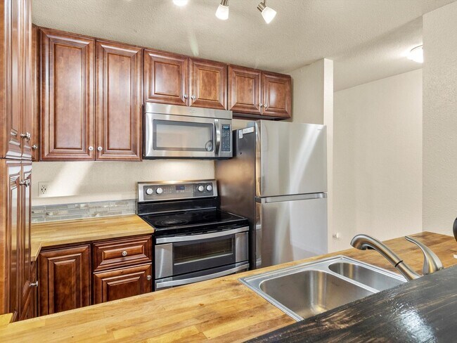 Building Photo - Great 1 Bedroom Condo in Federal Way! Beautiful Kitchen Finishes and Close to Light Rail!