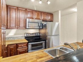 Building Photo - Cozy 1 Bedroom Condo in Federal Way! Leasing Special! $250 VISA Gift Card