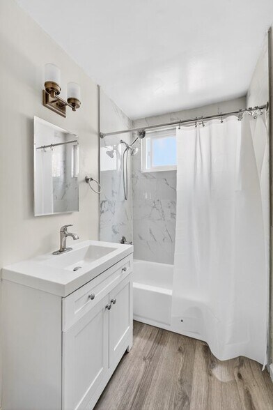 Building Photo - 425 W Regent St