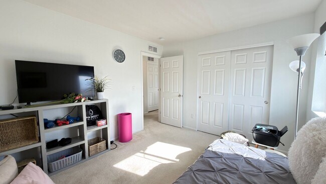 Building Photo - 965 N Waterloo Ct