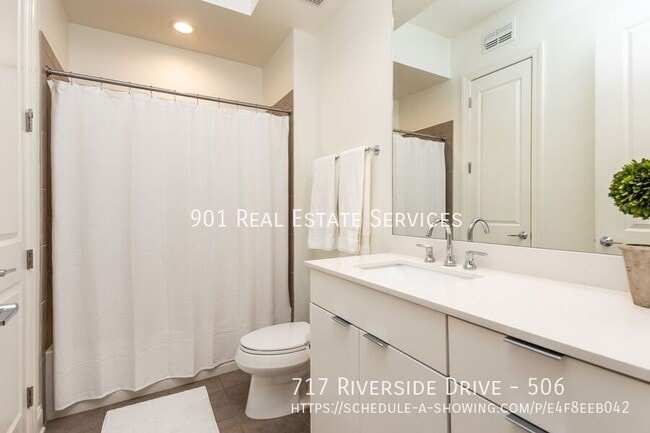 Building Photo - 717 Riverside Dr