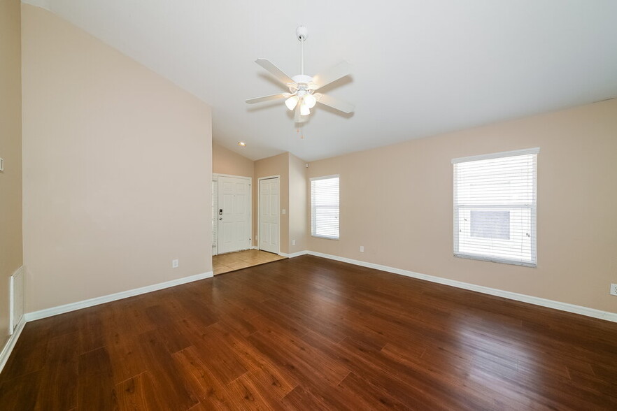 Building Photo - 10411 Lakeside Vista Dr