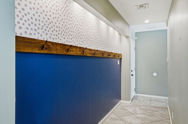 Building Photo - FULLY FURNISHED EXECUTIVE PHOENIX COUNTRY CLUB HOME IN GATED COMMUNITY