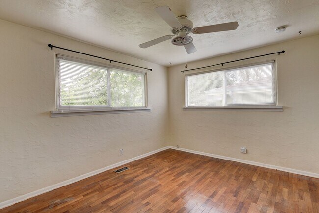 Building Photo - 2 Bedroom Pet Friendly Rambler in Town