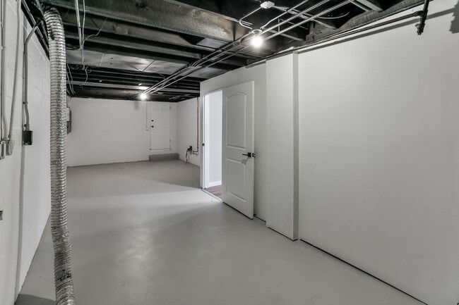 Building Photo - Amazing Aksarben Home