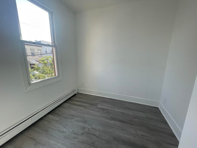 Building Photo - 719 8th St