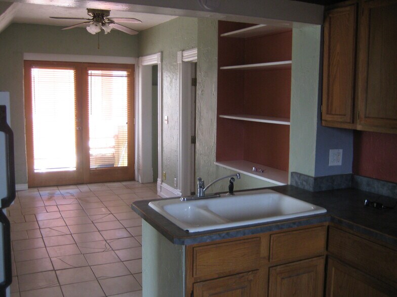 Nice western light and view of Grome park for small balcony/entryway - 219 Midway Ave. UPSTAIRS