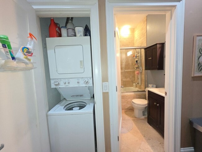 Building Photo - Convenient South End Location, Central Heat/AC, In-Unit Washer and Dryer, Private Deck.