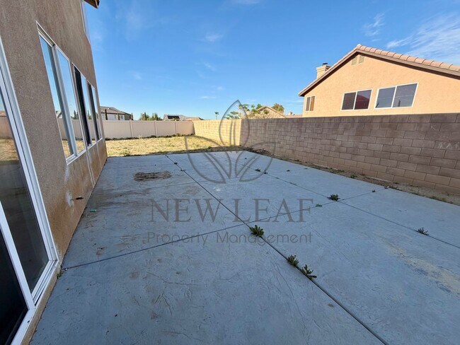 Building Photo - 4 bedroom 3bath 3 car garage in Victorville