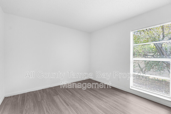 Building Photo - 905 N Newport Ave
