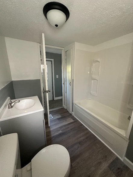 Building Photo - 3625 S Douglas Ave