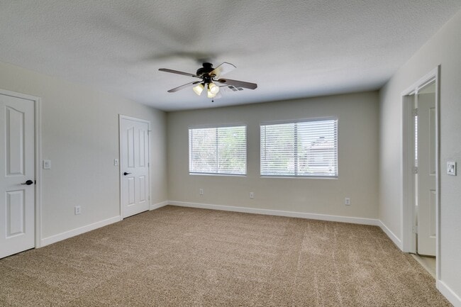 Building Photo - Stunning 3 Bedroom, 2.5 Bathroom Home in E...