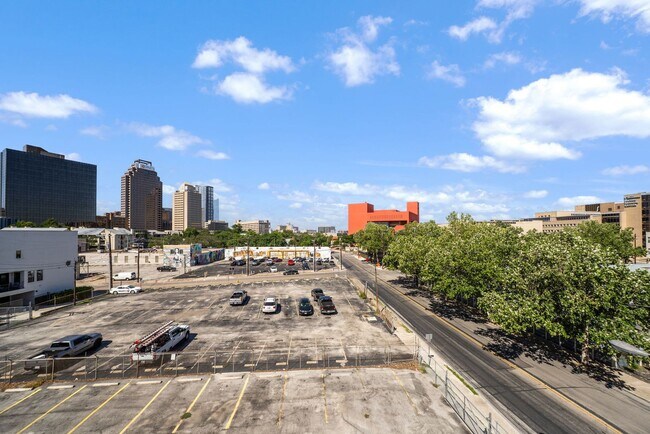 Building Photo - Downtown Luxury Condo with Rooftop Views -...
