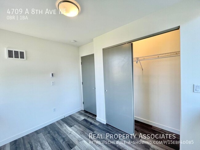 Building Photo - Modern Townhome with ROOMS Available in Un...