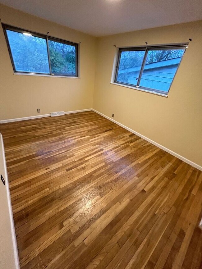 Building Photo - Charming 3-Bedroom Home with Fenced Backya...