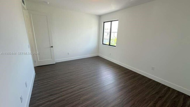 Building Photo - 19708 NE 14th Ave