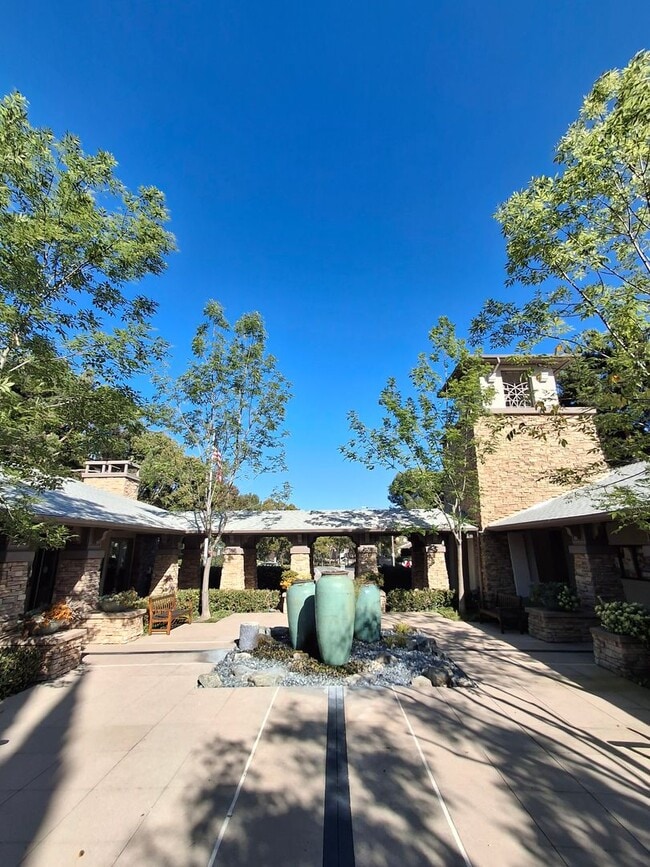 Building Photo - Beautiful Home in the Heart of it all. MUST SEE!