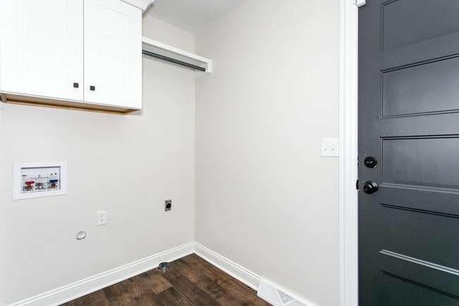 Building Photo - SIMPLY LUXURIOUS twinhome near Central & R...