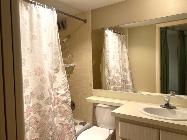 Building Photo - 2BR/2BA Ground Level Condo in Venice Ave C...