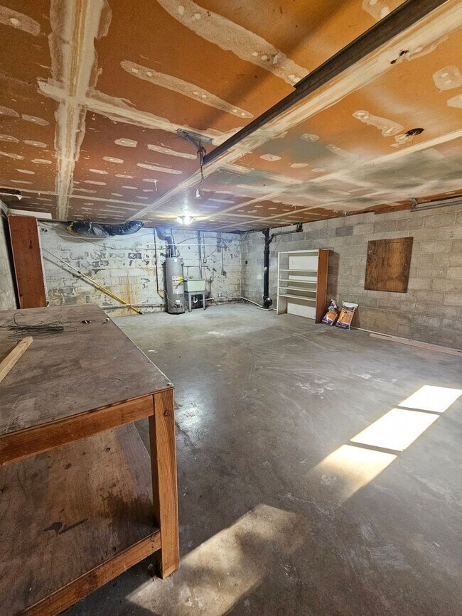 Building Photo - 635 S 5th St