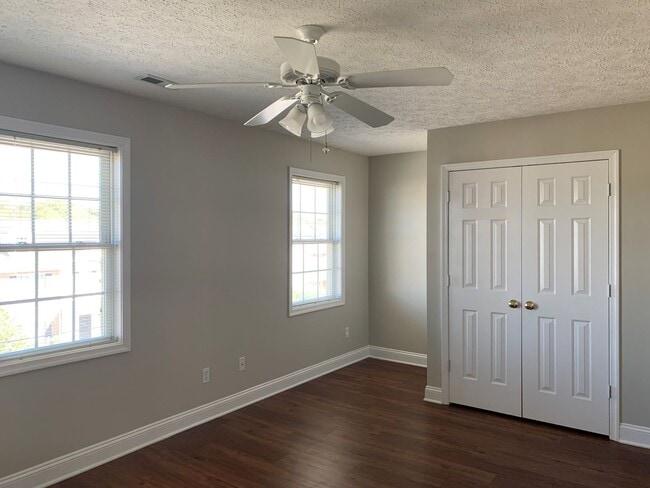 Building Photo - 3 Bedroom Townhouse in Wyndhurst