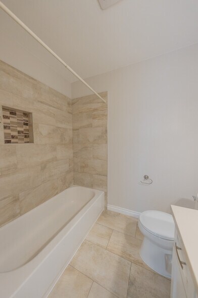 Building Photo - 14947 Chatsworth St