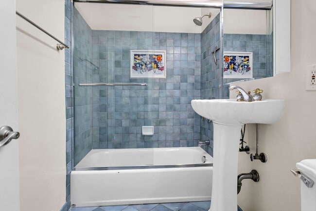 Building Photo - Beautiful detached home in Pacific Beach! ...