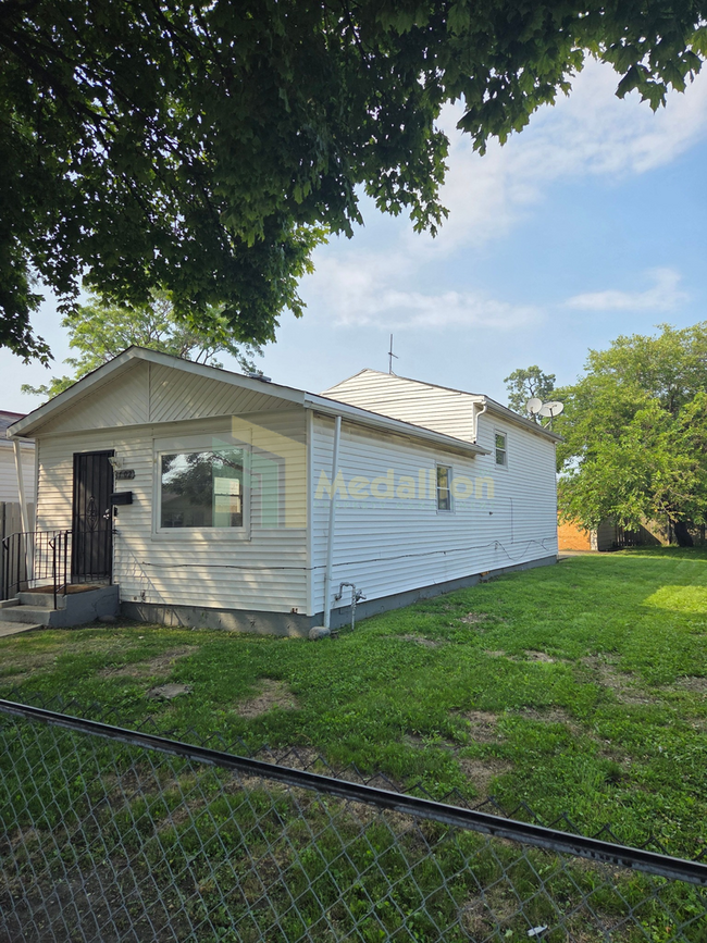 Building Photo - 1702 W Edmaire St