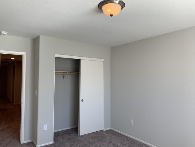 Building Photo - Beautiful 5 bedroom home
