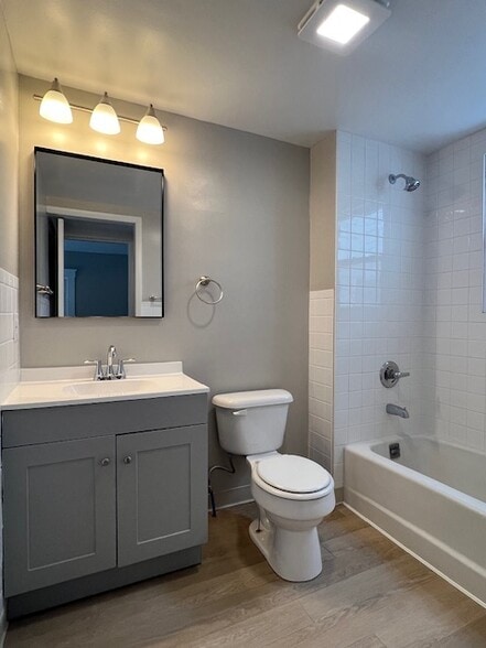 Building Photo - 911 E Washington St