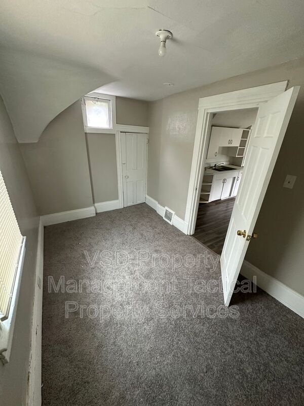 Building Photo - 6519 Hosmer Ave