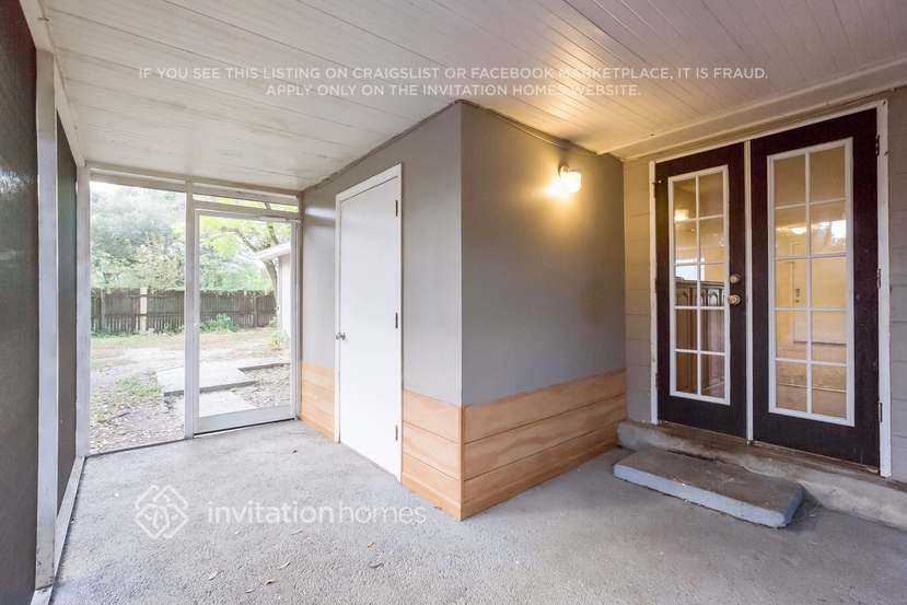 Building Photo - 11811 Roselawn Ave