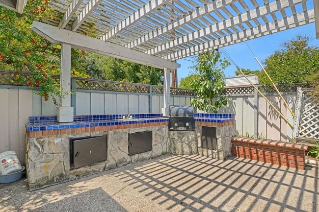 Building Photo - Spacious 4 bed, 2.5 Bath Home with Bonus Room and Pool in Palo Alto!