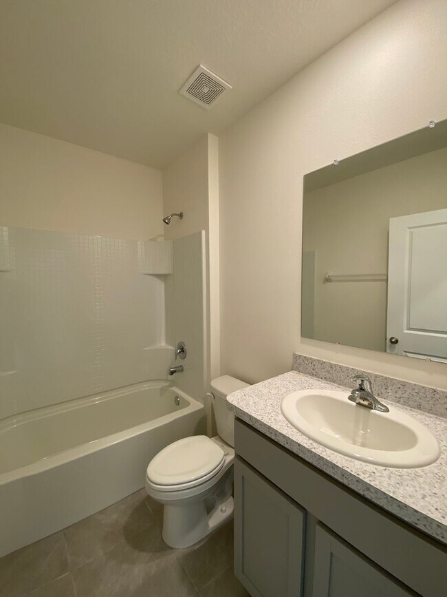 Building Photo - Desirable SE Ocala Subdivision - Lake Diamond-North - 4/3/2 *Available Soon* Won't Last!