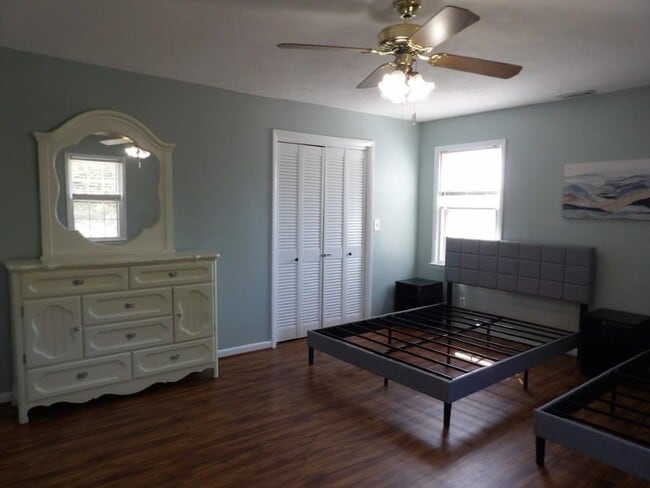 Building Photo - 917 9th Ave S