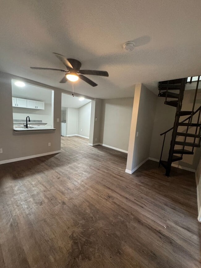 Building Photo - Renovated 2 bedroom, 2 bathroom duplex in ...
