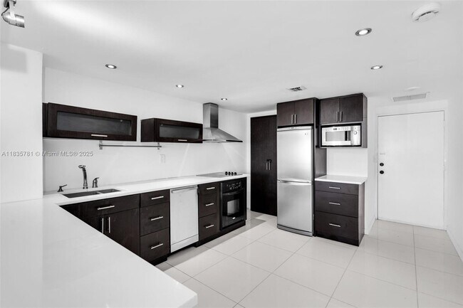 Building Photo - 801 Brickell Bay Dr
